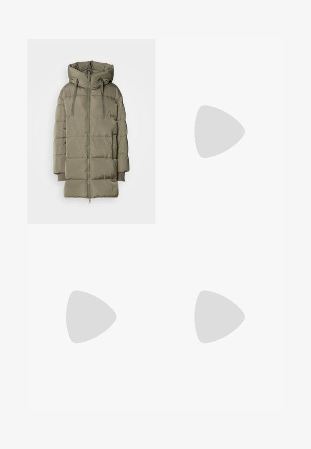 Olivenfarget pufferjakke med høy krage, glidelås og elastiske mansjetter. Har en quiltet design med en glatt, glansfull tekstur.; To lange ermesskjorter med høy hals, en hvit og en svart, laget av et glatt, elastisk stoff, begge med slim-fit design og høye krager.; Svart vide bukser med høy midje, knappdetaljer på midjebåndet og frontplisser.; Sorte skinnpumper med spiss tå og lav blokkhelt. Har ankelrem med gullfarget spenne. Glatt tekstur.; Svart lær toteveske med to lange håndtak, en glatt tekstur og en strukturert form. Har en frontlomme for ekstra oppbevaring.