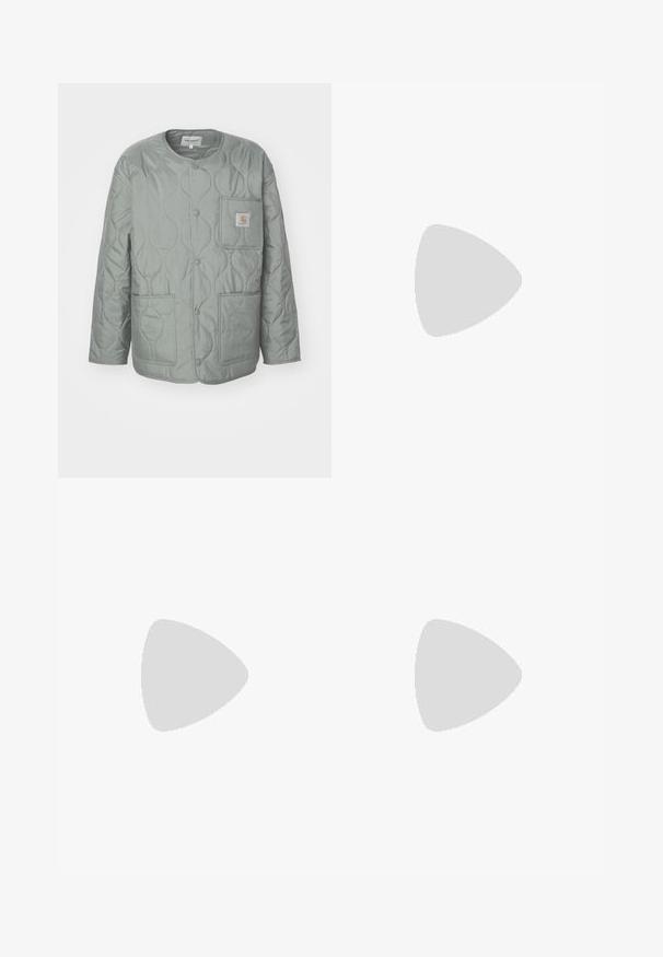 Gep quiltete Jacke mit langen Ärmeln in Hellgrün, ausgestattet mit Druckknöpfen, zwei Fronttaschen und einem quadratischen Logo-Patch auf der Brust.; Fünf Langarm-T-Shirts in einer Reihe: türkis, schwarz, weiß, dunkelgrau und navyblau. Weicher Stoff mit Rundhalsausschnitt und normaler Passform.; Corduroy-Hosen mit weitem Bein in einer beige Farbe. Mit strukturierten, vertikalen Rillen, einem Standardbund und zwei vorderen Taschen ausgestattet.; Weiße Canvas-Low-Top-Sneaker mit einer Sohle aus Gummirubber, runder Zehenform, Schnürverschluss und seitlichem Lederstreifen-Detail.