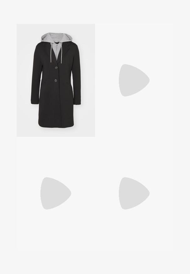 ONLY ONLJUDITH MIX COAT - Klasični plašč - black/medium grey; Črn bodi z dolgimi rokavi in visokim ovratnikom, ki ima trden material na trupu in prosojne mrežaste rokave, oblikovan v prilegajoči se silhueti.; Črne denim usnje s skinny krojem in srednjim pasom, petimi žepi in strganim robom. Tkanina ima gladko teksturo z rahlo elastičnostjo.; Črne usnjene gležnjarje z debelimi gumbnimi detajli, zaobljenim prstom in nizko blokasto peto. Oblikovanje vključuje gladke in teksturirane panele.; Srebrni obroči za ušesa z gladko, polirano površino. Okrogla oblika in varna zaponka s klikom. Lahka zasnova, primerna za vsakodnevno nošenje.