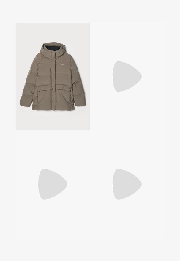 Mīksta, siltā, zaļā nokrāsā ar kapuci un polsterējumu, ar priekšējo rāvējslēdzēju, lielām kabatām un elegantu, quilt dizainu.; Balts ribots īsām piedurknēm T-krekls ar apaļu kaklu. Audumam ir gluda virsma un tas ir pieguļošs. Zīmola etiķete redzama pie apkakles.; Melnas samta bikses ar platajām kājām un mīkstu tekstūru, ar augstu jostasvietu un maziem vertikāliem svītrām. Veidotas atvieglinātai piegulšanai.; Melnas ādas augstas līdz ceļgaliem zābaki ar gludu tekstūru, kvadrātveida purngaliem, blokveida papēdi un sānu cilpu, ar minimālām šuvju detaļām.