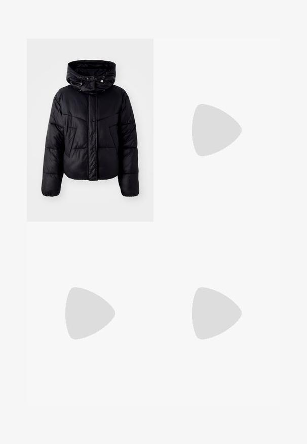 Schwarze Pufferjacke mit hohem Kragen und verstellbarem Kapuzenzug, ausgestattet mit einem vorderen Druckknopfverschluss und diagonalen Steppnähten am Körper.; Schwarzes kurzärmeliges Oberteil aus dehnbarem Material mit einer figurbetonten Passform und gerafften Details an den Seiten. Glatte Textur, klassischer Schnitt.; Weite Denim-Jeans in Dunkelblau mit hoher Taille, vier Taschen und sichtbaren Nähdetails. Glatte Textur mit klassischem Schnitt.; Bershka High Heel Sandalette - black; Schwarze rechteckige Brille mit klaren Gläsern, abgerundeten Kanten und seitlichen Akzenten, mit glänzender Oberfläche des Rahmens und der Bügel.