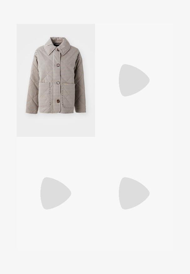 Giacca trapuntata in beige e marrone a scacchi, con un ampio colletto, due tasche frontali e chiusura con bottoni marroni.; Maglietta in cotone nera con scollatura tonda, maniche corte e logo ricamato sul petto. Design semplice e vestibilità rilassata senza motivi.; Pantaloni neri su misura con un design a gamba dritta, caratterizzati da una texture liscia e pieghe ben definite sul davanti. Senza hardware visibile.; Mule in pelle patinata nera con punta affusolata, design curvato e tacco a blocco basso con cuciture decorative lungo la parte superiore.