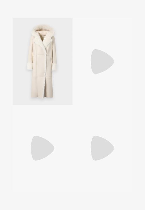 Manteau long couleur crème avec une capuche et des poignets en fausse fourrure, fermeture par boutons à l'avant, et une silhouette droite avec des détails en panneaux.; T-shirt noir en coton à manches courtes, col rond, arborant un petit logo blanc "Calvin Klein" positionné au centre de la poitrine.; Pantalons larges blancs en tissu léger, présentant une texture lisse, des lignes épurées et une taille haute.; Sneaker noire avec un mélange de cuir grainé et de daim, semelle blanche et bout rond. Présente des lacets noirs et une marque discrète sur le côté.