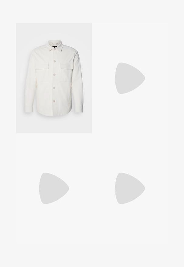 Hvid skjortejakke lavet af blødt stof, med to forlommer, en knaplukning med lyse knapper og en klassisk krave.; Sort kortærmet T-shirt lavet af en glat bomuldsblanding, med en rund halsudskæring og et minimalistisk design uden mønstre eller accenter.; Sorte joggebukser lavet af glat stof. Har en elastisk talje med snor, tætsiddende ben og ingen synlige lommer. Enkel design.; Sort lavt top lædersneaker med sorte snørebånd og off-white sål vist i sideprofil på hvid baggrund.
