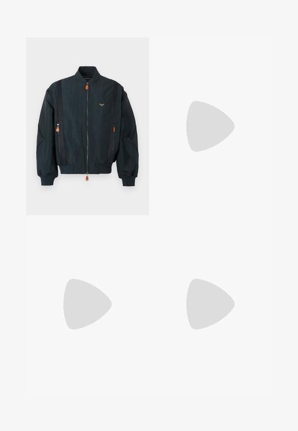 Tume bomberjakk siledast, kergelt tekstureeritud materjalist. Omaduseks lukkude, nahast detailide ja rinnal asuv silmatorkav logo.; Mustam short-sleeve ringiga T-särk diskreetse reljeefse mustriga ja brändi sildiga krae sees, lamades valgel taustal.; Mustad, sirge lõikega püksid, mis on valmistatud siledast kangast. Omavad tavalist vöökirja ja puuduvad nähtavad mustrid või aksendid.; Mustad mustade nahast madalad sneakersid tekstureeritud pinnaga, mustade paeltega ja paksu kummitaldaga, kujutatud külgvaates heledal taustal.