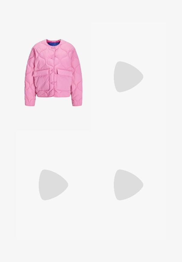 Ροζ επενδεδυμένο μπουφάν με στρογγυλή λαιμόκοψη, μπροστινούς κουμπιά, δύο μεγάλα τσέπες και λείο υφή. Διαθέτει κυκλικά σχέδια ραφής.; Μαύρη oversized μπλούζα με γραφικό ενός αρκούδου και το κείμενο "ΟΧΙ ΓΛΥΚΊΣΤΙΚΗ ΑΛΛΆ ΑΓΡΙΑ" σε έντονη λευκή γραφή. Υφασμά από βαμβάκι.; Ανοιχτόμπλε, ψηλόμεσα τζιν φτιαγμένα από τζιν ύφασμα. Διαθέτουν φαρδιές καμπάνες, δύο σκισμένα γόνατα και κλασικό στιλ πέντε τσεπών.; Λευκό ψηλό καμβαδάκι αθλητικό παπούτσι με μαύρη καουτσούκ σόλα, πρόσθιο καουτσούκ καλύμματος δακτύλου και έξι οπές για κορδόνια, με μια καθαρή και μίνιμαλ σχεδίαση.