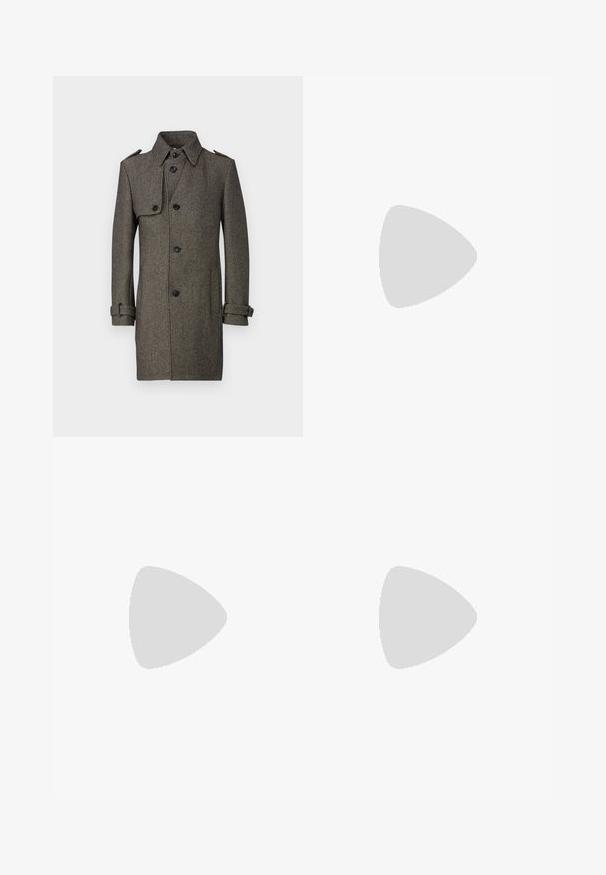 Brun herringbone-kappa med krage, fyra knappar och justerbara ärmslut. Har en axelrem och en slät textur.; Svart polotröja gjord av mjukt material, med långa ärmar och en åtsittande passform. Ribbat avslut vid fåll och ärmslut. Enkelt mönster.; Ljusgrå skräddarsydda byxor av texturerat tyg med en enda bakficka och rena sömmar.; Svart läder snörsko med rund tå, slät yta, minimal söm och låg gummihäl. Logotyp på hälen.