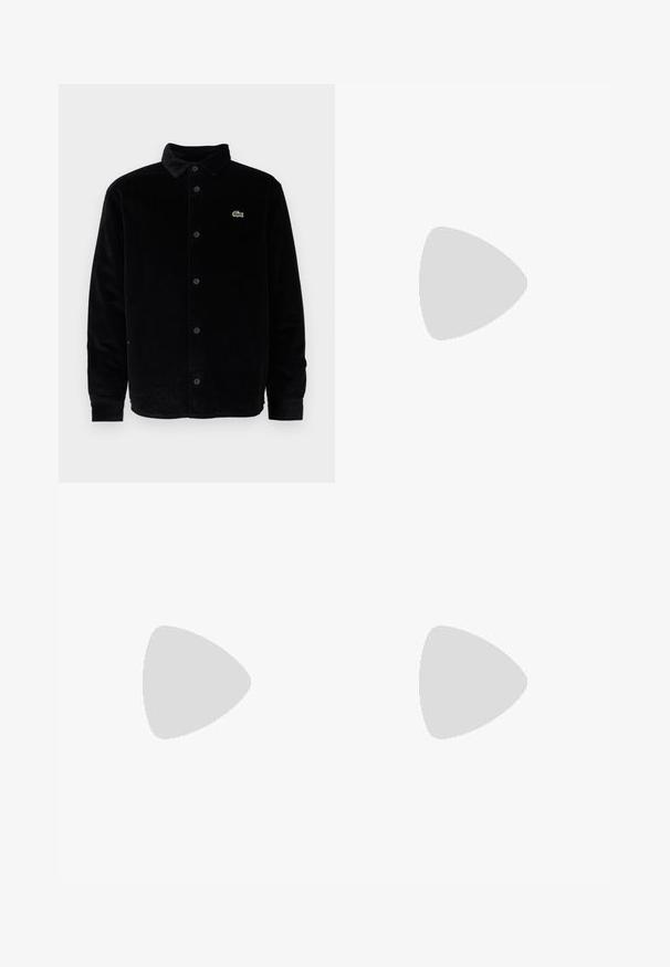 Lacoste Jachetă subțire - black; Pulover negru cu guler înalt, realizat dintr-un material moale, cu mâneci lungi și o croială ajustată. Tiv și mansete cu margine ondulată. Design simplu.; Pantaloni gri deschis cu o textură netedă, față plată și picioare drepte. Realizați dintr-o țesătură respirabilă, cu buzunare interioare și brâie.; Pantofii din piele neagră, cu șireturi, au vârful rotunjit, o textură netedă, cusături minime și un toc de cauciuc scăzut. Logo pe toc.