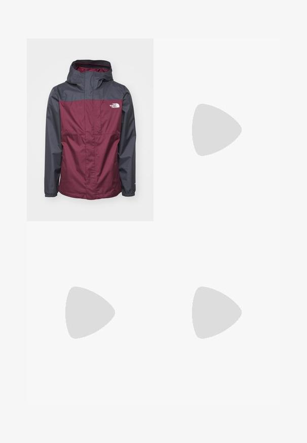 The North Face M QUEST TRICLIMATE JACKET - Chaqueta outdoor - alpine plum/asphalt grey; Camiseta negra de manga corta, hecha de algodón, con un cuello redondo y un pequeño logo blanco en la parte superior izquierda del pecho.; Pantalones deportivos negros hechos de un tejido ligero, con una cinturilla ajustable, bolsillos laterales y puños ajustados en los tobillos.; Zapatilla de trail running negra con upper texturizado, suela de goma y puntera reforzada. Presenta un collar acolchado y una lengüeta para poner y quitar fácilmente.