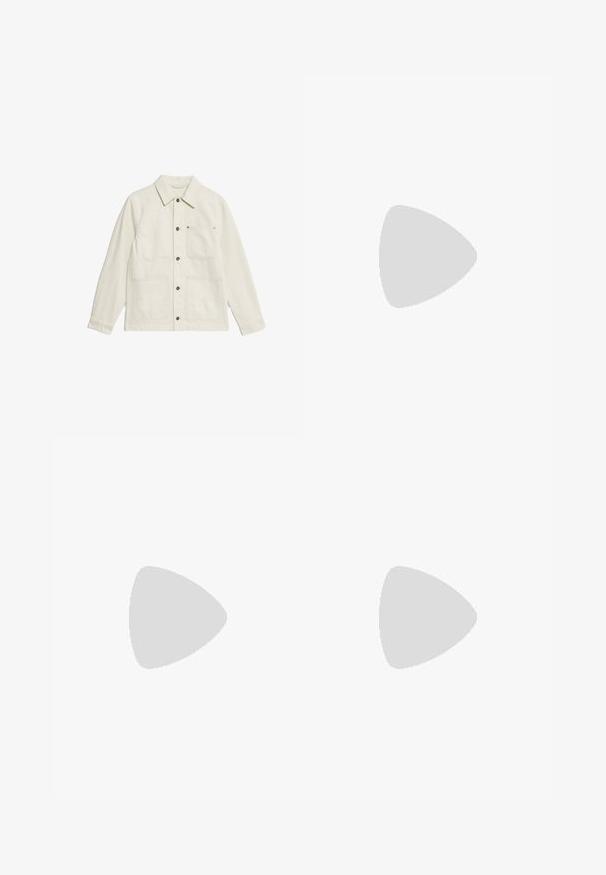 Chaqueta de utilidad blanca hecha de tela texturizada. Presenta un cuello con solapa, cierre de botones y cuatro bolsillos delanteros con herrajes en contraste.; Camiseta blanca de algodón con mangas cortas, escote redondo y un corte relajado. Textura suave sin patrones o acentos visibles.; Pantalones negros con un diseño de frente plisado, hechos de una tela suave. Cuentan con un cierre de botón y pasadores para cinturón; corte recto.; Zapatillas de ante negras con cordones blancos y tres rayas blancas. Presentan un logotipo circular negro en la lengüeta y una suela de goma color caramel.