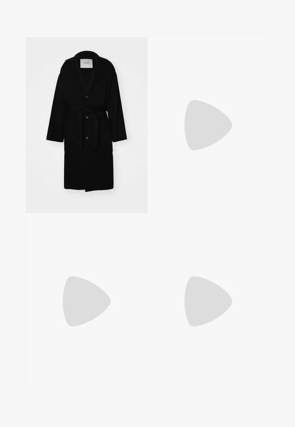 Must must coat vööga, suurte eestaskutega, pikad varrukad ja sälguga krae. Omab nööbiga lukustusi ja minimalistlikku disaini.; Icecream JUMBO RUNNING DOG - Trükipildiga T-särk - black; Hallideg gray püksid sirge lõikega, millel on ees voldid, vöökohad ja sile tekstuur.; Valged tennisjalanõud, millel on sametised aktsendid, ümar varvas, lame nöörid ja kreemjas kummine põhja. Hästi nähtav roheline bränding kannal.; Vivienne Westwood CITY BUMBAG UNISEX - Puusakott - black