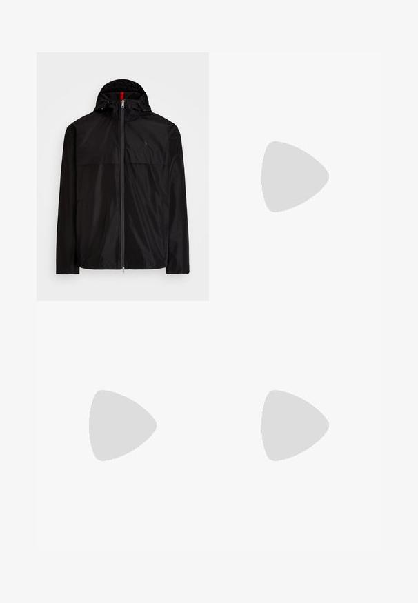 Polo Ralph Lauren FULL-ZIP HOODED JACKET - Jachetă de vară - black; Hanorac negru din amestec de bumbac, cu guler tip crew neck, mâneci lungi, manșete și tiv cu dungi, având un mic logo brodat pe piept.; Pantaloni negri, cu croi lejer, cu talie elastică, șnur și buzunare frontale. Confectionați dintr-un țesătură netedă și ușoară.; Tenisi negri și albi cu design low-top, cu umple din plasă și piele de nubuc, șireturi albe, talpă albă și un logo cu jucător de polo pe lateral.