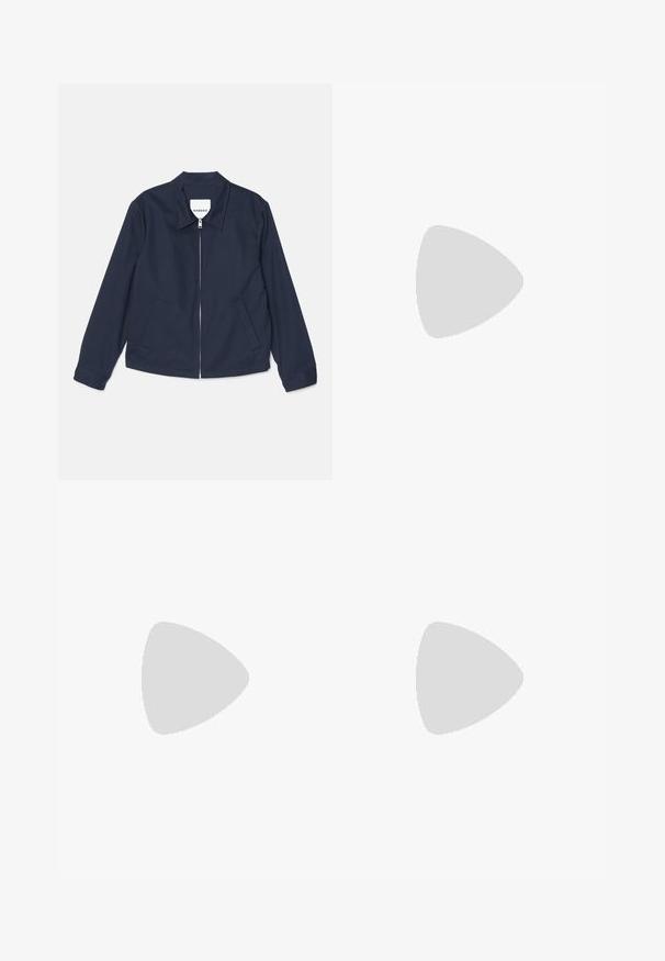 sandro JACKET - Giacca leggera - marine; Due magliette in cotone bianche a maniche corte e collo rotondo, con una texture liscia e un design semplice, impilate in un'ordinata disposizione verticale.; Pantaloni in cotone neri con vestibilità dritta, con chiusura a bottoni, due tasche frontali e una superficie liscia.; Sneaker bianco in pelle con accenti beige, suola piatta in gomma, punta rotonda e logo a contrasto ai lati e sul retro. Design con lacci.