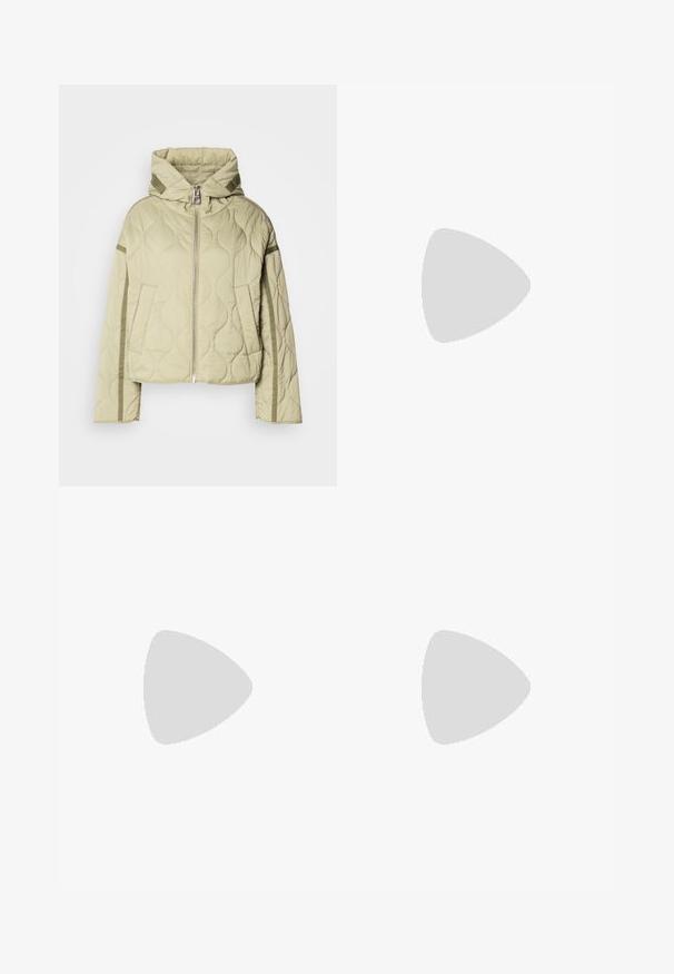 Gequiltede, lichtgroene jas met een capuchon, rits aan de voorkant, twee zijzakken en contrasterende stofaccenten langs de mouwen.; Zwarte katoenen T-shirt met korte mouwen, ronde hals en een borstzakje aan de linkerzijde. Zachte textuur met een relaxte pasvorm.; Zwarte wijde broek met hoge taille, knoopdetails op de tailleband en plooien aan de voorkant.; Zwarte gepatenteerde leren loafer met een vlakke zool, ronde teen en een decoratieve band met een gouden accen. Gladde, glanzende afwerking.