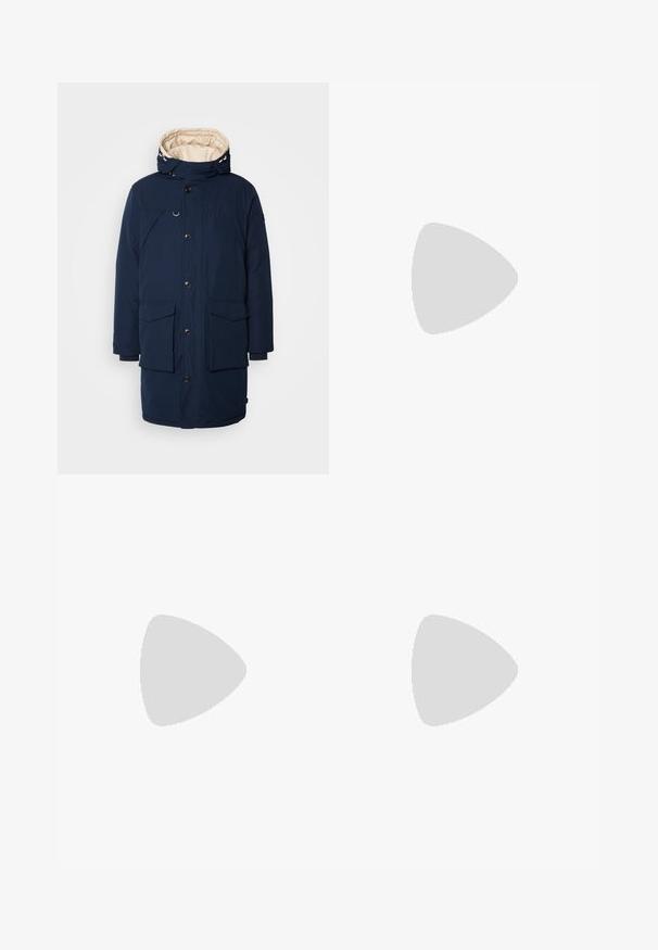 Jūras spēku parka jaka ar kapturi, divām priekšējām kabatām, pogu aizdari un bēšu iekšējo odere. Izgatavota no izturīga auduma ar gludu tekstūru.; Tumši jūraspina džemperis, izgatavots no smalkas adītas auduma, ar garām piedurknēm un pieguļošu, augstu apkakli. Nav redzamu rakstu vai akcentu.; Melni džinsi ar taisnu griezumu, ar pogu un rāvējslēdzēju, piecām kabatām un smalkiem dūrieniem.; Melna āda sašūta kurpe ar noapaļotu purngalu, gludu tekstūru, minimālu šuvju skaitu un zemu gumijas papēdi. Logo uz papēža.