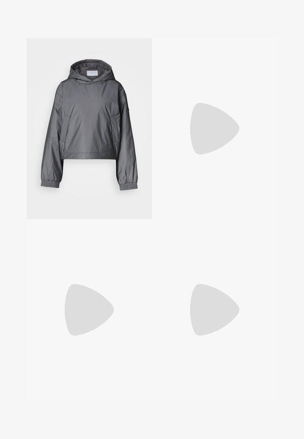 Grå kort jacka gjord av lätt material, med huva, elastiska ärmslut och sidofickor. Slen textur med minimalistisk design.; Svart bomullströja med rund halsringning, korta ärmar och en broderad logotyp på bröstet. Enkel, avslappnad passform utan mönster.; Svarta skräddarsydda byxor med rak benform, med en slät yta och skarpa veck fram. Ingen synlig hårdvara.; Blå mockaskor med platt sula, med en stickad design längs kanterna och en dekorativ metallaccent framtill.