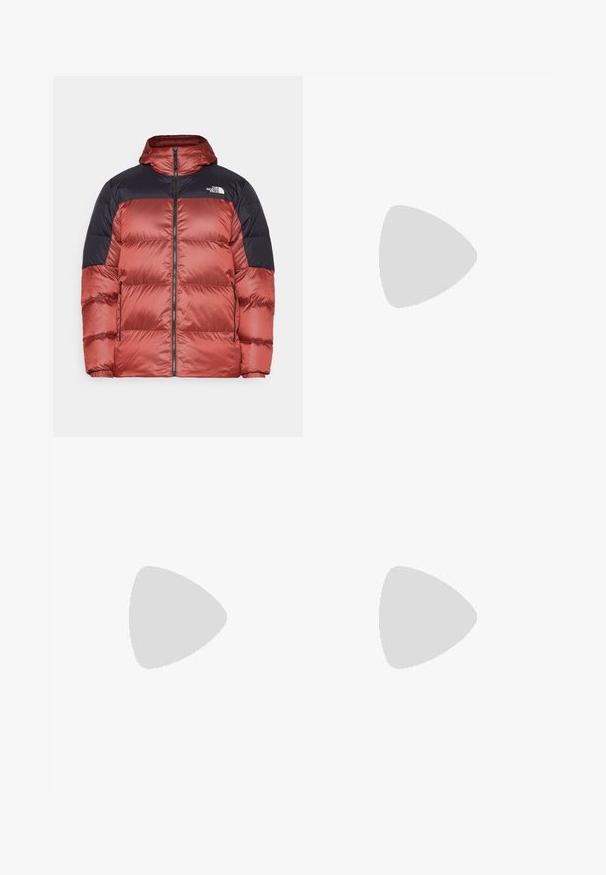 Geacă puffer roșie și bleumarin cu fermoar frontal, glugă și logo pe piept. Prezintă secțiuni matlasate și manșete elastice.; Tricou scurt din bumbac, de culoare neagră, cu guler rotund și un mic logo alb în partea de sus a pieptului stâng.; The North Face HORIZON PANT - Pantaloni outdoor - black; Pantof cu design sportiv de culoare neagră, cu un material texturat, accente gri, detalii reflectorizante și o talpă groasă de culoare albă care poartă marcajul Vibram.