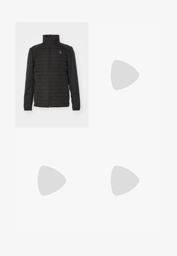 Sort isoleret jakke med quiltet design på fronten, glatte ærmer, oprejst krave, fuld lynlås og logo detalje på brystet.; Hvid kortærmet T-shirt i ribbet tekstur. Rund halsudskæring, løs pasform, ingen synlige mønstre eller accenter. Enkel og alsidig design.; Sorte cargo-bukser lavet af slidstærkt stof, der har flere lommer, en knaplukning og et slim fit design med smalle ben.; Cremefarvet sneaker med perforeret detaljering, snørebånd og logo på siden, præsenteret mod en simpel hvid baggrund.