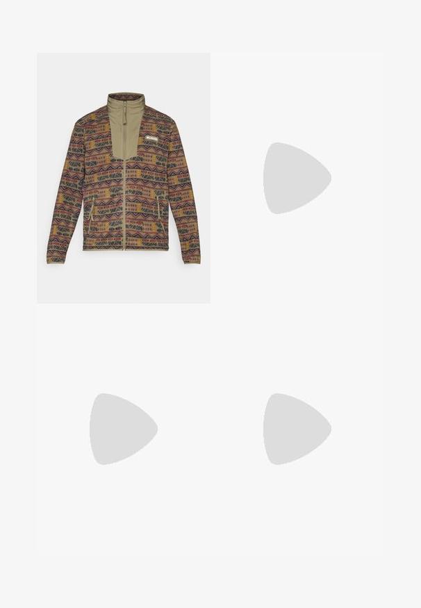 Giacca in pile con zip completa, stampata in tonalità naturali con forme geometriche, dotata di tasche laterali con zip e colletto alto.; T-shirt nera a maniche corte in cotone, con scollatura rotonda e un piccolo logo bianco nell'area superiore sinistra del petto.; Pantaloni sportivi neri realizzati in tessuto leggero, con vita regolabile con cordino, tasche laterali e orli affusolati alle caviglie.; Scarpa da trail running nera con tomaia texture, suola in gomma e punta rinforzata. Presenta un collare imbottito e un tassello per un indossamento facile.