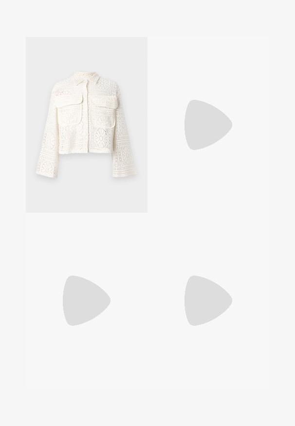 Avkortet hvit blondejakke med krage, lange ermer og to frontlommer. Har intrikate blomster- og geometriske mønstre gjennom hele.; Ermeløs svart topp laget av glatt stoff, med en knyttet detalj ved frontkant og rund halslinning.; Svarte flagrende jeans laget av denim. Har knappelukking, fem lommer og en glatt tekstur. Den flagrende buksebenet begynner under kneet.; Hvit høyhælte sandal med kraftig hæl, med en stroppe-design og ankelbånd. Glatt tekstur med plattform foran for ekstra høyde.