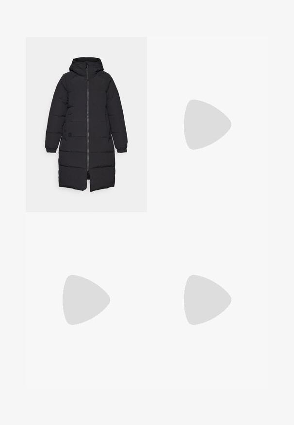 Sort pufferjakke med hætte, frontlynlås, lange ærmer og quiltet design. Afsluttet med elastiske manchetter og et logo-patch på siden.; Kortærmet hvid sportsshirt med rund hals, prydet med et logo på brystet og en glat, let stofstruktur.; Mammut RUNBOLD ZIP OFF PANTS WOMEN - Outdoorbukser - black; Sorte vandresko med en tekstureret stofoverdel, snøresystem og robust gummisål. Accenteret med reflekterende detaljer og logoer.