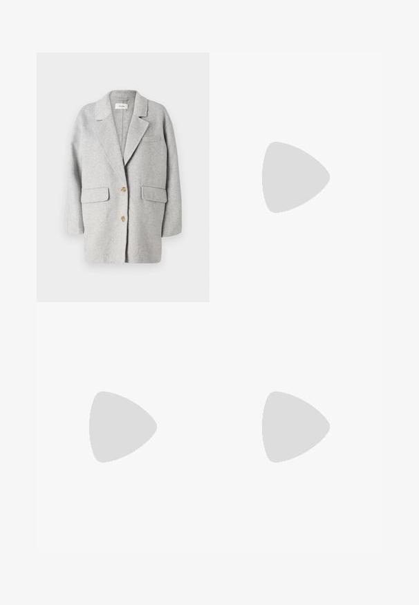 Blazer gri din lână, design structurat, rever clasic, două buzunare frontale, două butoane din lemn, textură moale, croială relaxată, stil minimalist.; Pulover tricotat gri cu mâneci lungi, guler rotund, manșete și tiv cu nervuri, având o textură moale și o croială lejeră.; Blugi cu talie înaltă, de culoare albastru deschis, cu croi larg, prevăzuți cu nasture și fermoar la față, bucle pentru curea și un stil cu cinci buzunare.; Botine maro din suede cu platformă, cu panouri elastice pe laterale și mânere portocalii, asortate cu o fustă din denim deschis până la genunchi, pe un podea din lemn.