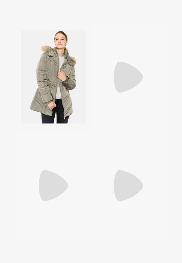 Chaqueta acolchada en verde olivo con cremallera frontal, capucha desmontable con borde de piel y detalles de costuras diagonales. Diseño ligero y aislante.; Top blanco de manga larga y cuello alto, confeccionado en una tela suave y elástica. Presenta un diseño ajustado, sin patrones o adornos visibles.; Jeans de pernera ancha en azul claro, elaborados en denim, con cintura alta, diseño de cinco bolsillos y un ligero desvanecimiento que les da un aspecto usado.; Zapatillas de plataforma blancas hechas de material sintético suave, con punta redondeada, diseño de cordones y suela de goma texturizada. Acento en el talón negro.