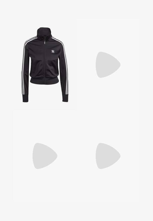 Schwarze Sportjacke aus glattem, leichtem Stoff. Sie verfügt über einen hohen Kragen, einen Reißverschluss und drei weiße Streifen an jedem Ärmel.; Schwarzes Baumwoll-T-Shirt mit weißen Akzenten am Kragen und an den Ärmeln, ausgestattet mit drei weißen Streifen auf jeder Schulter und einem kleinen Logo auf der Brust.; Schwarze weite Sweatpants aus weichem Material, mit einem elastischen Taillenbund und einem kleinen Logo auf der linken Seite.; Schwarze Lackleder-Sneaker mit drei weißen Streifen, schwarzen Schnürsenkeln und strukturiertem schwarzen Sohlen, kombiniert mit olivgrünen Hosen.