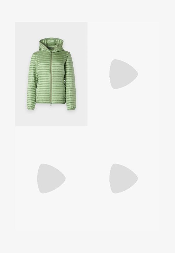 Pružná bunda v svetlozelenej farbe s prešívaným dizajnom, predným zipsom a podšívkovou kapucňou. Obsahuje elastické manžety pre lepšie priliehanie.; Béžový sveter s krátkymi rukávmi a okrúhlym výstrihom, vyrobený z mäkkej, textúrovanej tkaniny. Má rebrové manžety a lem, s uvoľneným strihom.; Džíny so zvýšeným pásom a širokými nohavicami vyrobené z tmavomodrého denimu, s gombíkovým zapínaním, piatimi vreckami a jemným vyblednutím na stehnách.; Čierne tenisky s hladkou kožou a semišovými panelmi, plochými šnúrkami, zaoblenou špičkou a bielou gumovou podrážkou. Výrazné logo na päte.