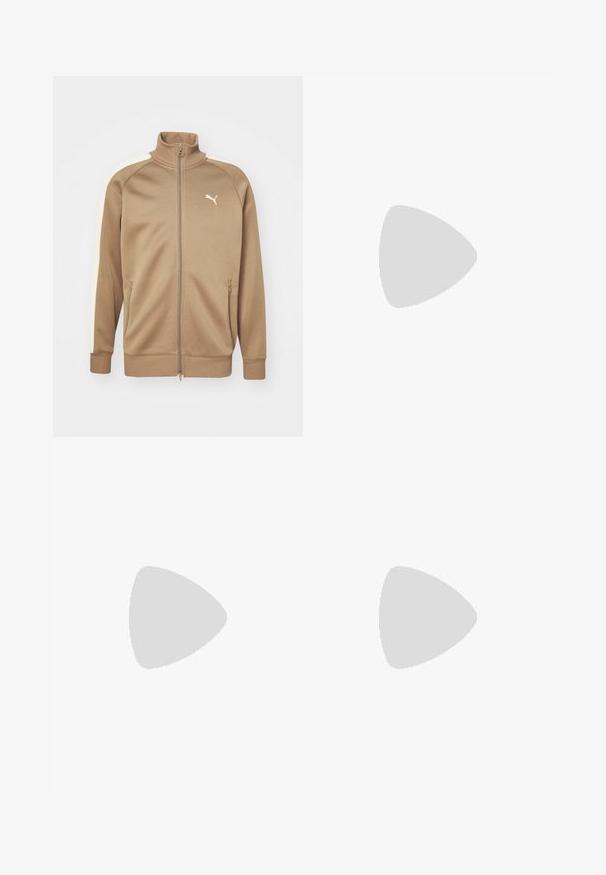 Chaqueta marrón con cremallera y cuello alto, con paneles laterales en color crema. Presenta puños y dobladillo acanalados, además de un pequeño logo blanco en el pecho.; Camiseta de algodón marrón con cuello redondo, mangas cortas y un logo blanco que dice "Dickies Workwear" en el lado izquierdo del pecho.; Jeans de mezclilla negra con un corte holgado, que cuentan con costuras blancas contrastantes, cierre de botón y un diseño de pierna recta.; Dos modelos posan en una escalera de metal. Una lleva una chaqueta de cuero negra sobre un vestido de rayas multicolores y botas negras hasta el tobillo. La otra viste una chaqueta negra, jeans claros y botas negras.