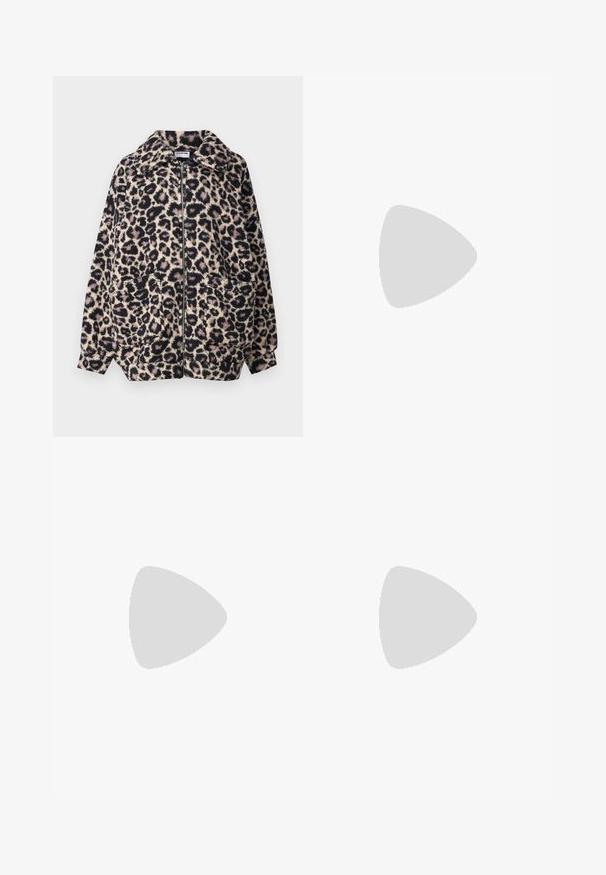 Noisy May NMCUDDLE ZIPPER - Zimska jakna - beige; Crna pamučna majica s kratkim rukavima, s malim grafičkim prikazom ružičaste vjetricaste s desne strane na prsima. Dizajn s okruglim izrezom i opuštenim krojem.; Crne široke traperice s visokim strukom, koje imaju dva prednja džepa i metalne gumbe kao ukrase. Tkanina ima glatku teksturu.; Srebrne tenisice s teksturiranim mrežastim gornjištem i iridescentnim akcentima, s debelim bijelim potplatom i vezanjem na vezice.