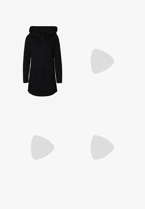 Cappotto lungo nero con cappuccio, caratterizzato da una texture liscia, apertura frontale senza bottoni e un taglio dritto. Nessun motivo o accento visibile.; T-shirt nera a maniche corte con una vestibilità rilassata, caratterizzata da una texture liscia e un collo a giro. Tessuto leggero con una leggera lucentezza.; Pantaloni neri a plissé con vita elasticizzata. Presentano gamba ampia e un tessuto liscio e texture con strisce verticali.; Stivale lungo in pelle nera con suola piatta robusta e tacco a blocco, dotato di linguetta e battistrada testurizzato sulla suola.