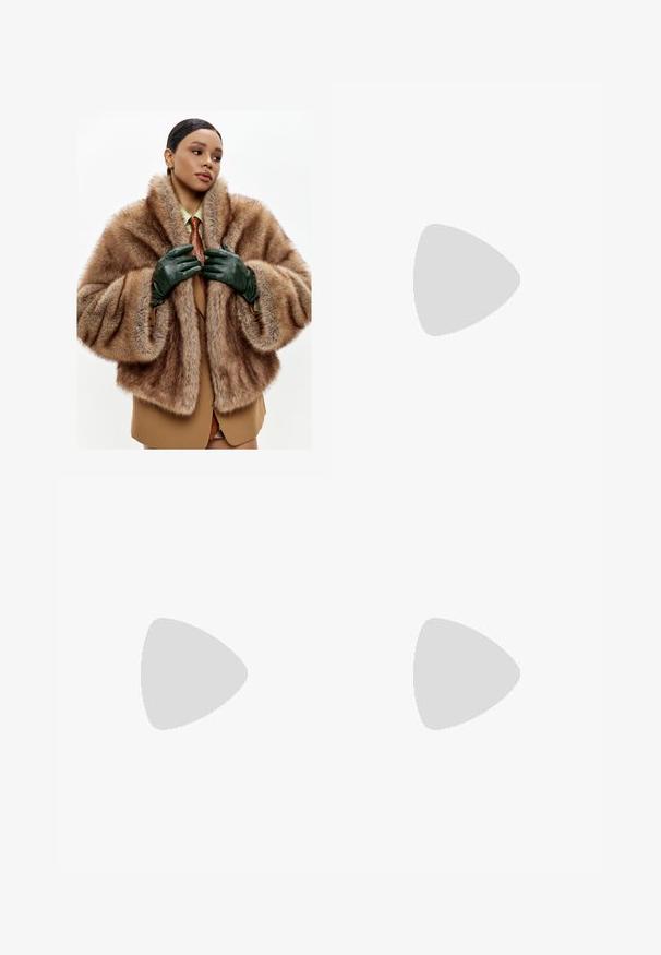 Cappotto di pelliccia marrone con un ampio colletto, abbinato a guanti di pelle verde scuro. Il cappotto ha un aspetto voluminoso e strutturato.; Maglione bianco a trecce con maniche lunghe, scollo rotondo e trama a coste. Il design corto aggiunge un tocco moderno.; Pantaloni ampi marroni con una texture liscia, caratterizzati da una vita alta e pieghe frontali. Il tessuto è leggero e scorre liberamente.; Infradito neri con due accenti di fibbia dorata, materiale dalla texture liscia, suola piatta e design minimalista.