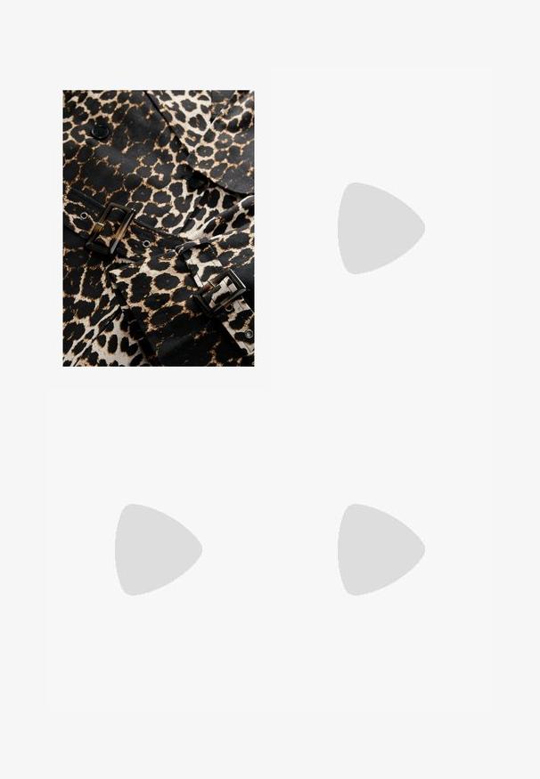 Leopardenmusterstoff in Schwarz und Beige mit einer glänzenden schwarzen Schnalle und Knöpfen. Verfügt über ein maßgeschneidertes Design und ein auffälliges Muster.; Weißes T-Shirt mit kurzen Ärmeln und Rundhalsausschnitt, aus glattem Stoff gefertigt. Bequeme Passform und einfaches Design ohne Muster oder zusätzliche Details.; Helle Stoffhose mit weitem Bein und glatter Textur, ausgestattet mit einem einzelnen Knopf vorne, dezenten Falten und einem Hochbund-Design.; Schwarze Ledersandalen mit zwei breiten Riemen, offenes Zehendesign und einer dicken, schwarzen Gummisohle mit strukturiertem, gerilltem Muster.; Schwarze geflochtene Tragetasche mit gerundetem Oberteil, Seitennähten und zwei geflochtenen Griffen. Verfügt über ein strukturiertes Muster und ein geräumiges Innenfach.