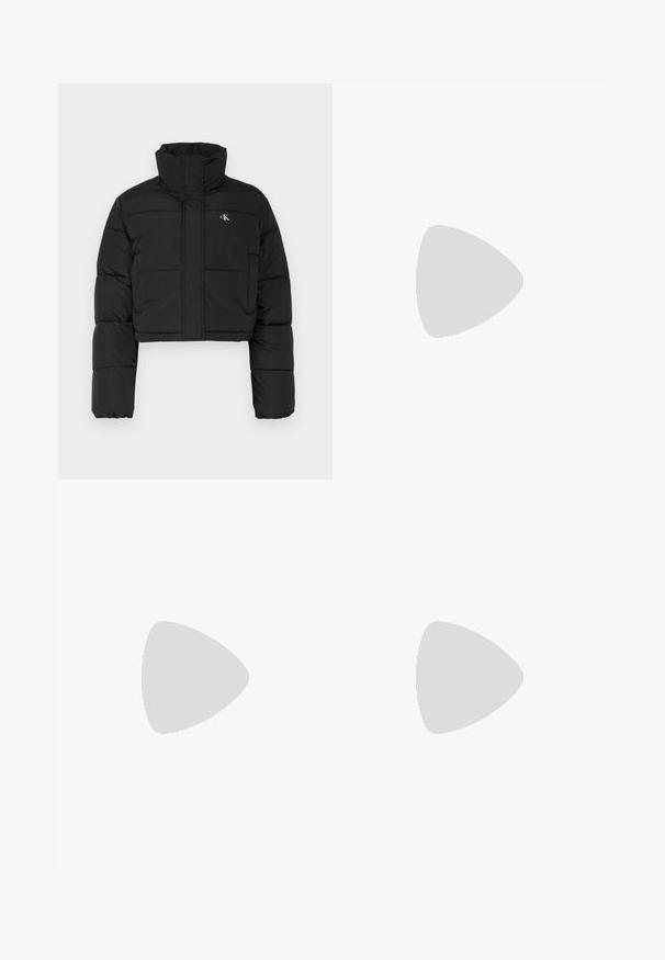 Sort cropped pufferjakke med høj krave, quiltet struktur og lynlås. Har et lille hvidt "CK" logo på venstre bryst.; Sort bomulds t-shirt med rund hals, korte ærmer og blåt broderet "Calvin Klein JEANS" logo på fronten.; Sorte vidde jeans lavet af denim, med høj talje, fem-lomme stil og en metalknap lukning med kontrasterende syninger.; Sorte læder ankelstøvler med kraftig sål, blokhæl, lynlås i siden og trækflap bagpå på en ensfarvet hvid baggrund.