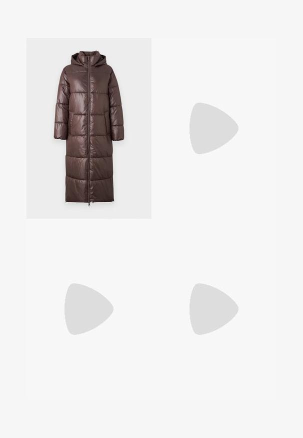 Cappotto lungo marrone di tipo puffer con cappuccio, caratterizzato da una texture scintillante e trapuntata, con zip frontale e tasche laterali, progettato per fornire calore e copertura.; Even&Odd T-shirt con stampa - anthracite; Jeans in denim neri a gamba larga con vita alta, design classico a cinque tasche e una leggera scoloritura. Tessuto resistente con una texture liscia.; Sandali neri in pelle con tacco alto, piattaforma spessa, design con cinturini incrociati, fibbia regolabile e suola testurizzata.
