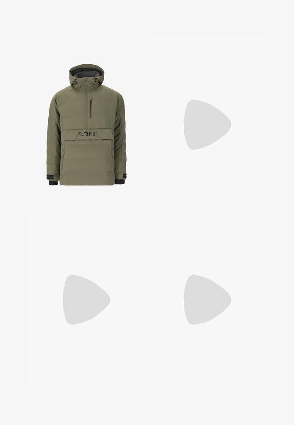 Grüne Puffjacke mit einem halben Reißverschluss, verstellbarem Kapuzendesign und schwarzem Logo. Sie verfügt über Seitentaschen und gerippte Bündchen.; Schwarzes Baumwoll-T-Shirt mit kurzen Ärmeln, Rundhals und kleinem weißem Nike-Logo auf der oberen linken Brust. Glatte Textur. Klassische Passform.; Schwarze lässige Hosen mit Kordelzug und seitlichen Eingrifftaschen sowie geradem Bein auf einem einfarbigen Hintergrund.; Schwarze Sportschuhe aus strukturiertem Stoff mit Gummisohlen, ausgestattet mit elastischen Schnürsenkeln und einem blauen Akzent an der Ferse. Getragen mit hellen Jeans.