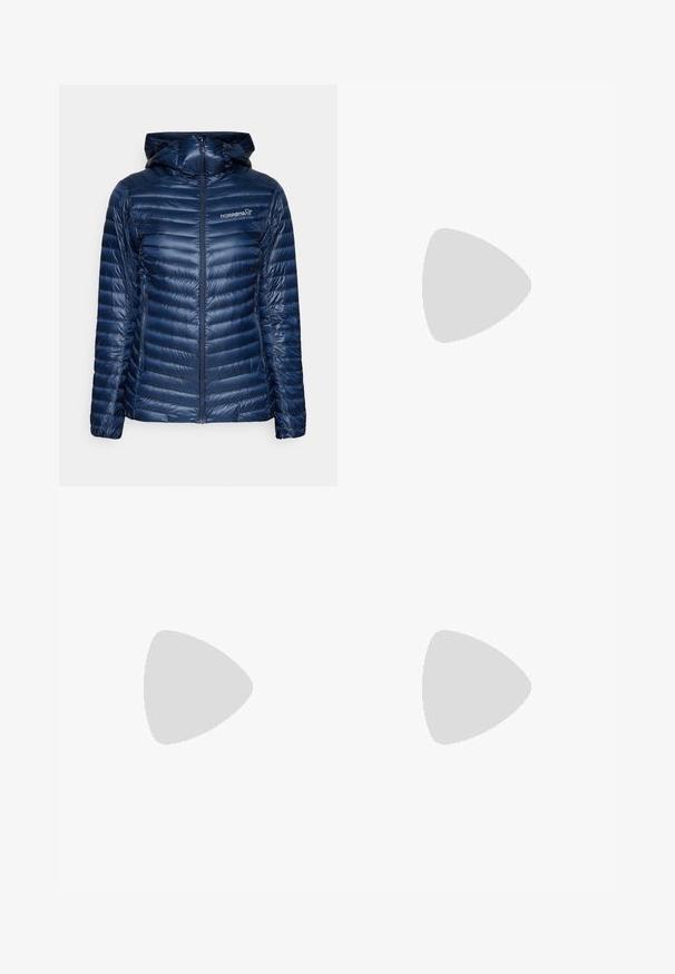 Jacket isolada de cor azul-marinho da Norrøna, com capuz, design acolchoado horizontal, fecho de correr à frente e acabamento texturado, ideal para tempo frio.; Camisa de mangas longas cinza escuro com um gráfico de árvores vermelhas e montanhas; logótipo "COLUMBIA" em texto branco em negrito. Tecido suave, cuello redondo padrão.; Calças de exterior para homens, cinza escuro, feitas de material flexível, com cinto, bolsos com fecho éclair e costuras reforçadas.; Sapatilha atlética leve da Columbia em malha branca com uma sola cinza texturizada e tração em borracha. Apresenta um colarinho acolchoado e um design com atacadores.