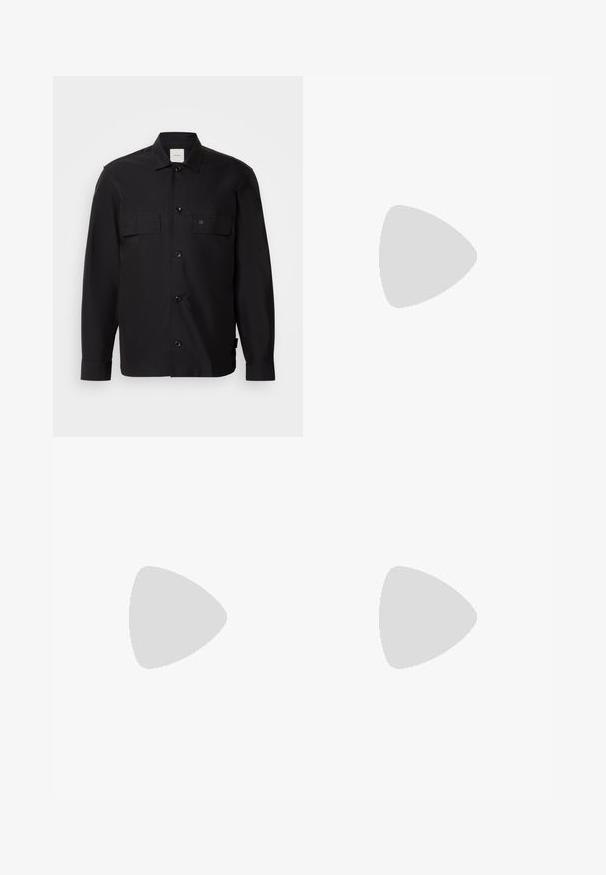 Chaqueta negra hecha de tela suave, con un cierre de botones en la parte delantera, dos bolsillos en el pecho y un pequeño logo en el bolsillo izquierdo. Manga larga.; Camiseta blanca de algodón con mangas cortas, cuello redondo, que presenta un logotipo negro de CK en la parte izquierda del pecho, ajuste estándar, textura suave.; Pantalones de algodón beige con corte recto, que cuentan con un cierre de botón y pliegues en la parte frontal para un detalle adicional.; Zapatilla blanca con parte superior de malla y sintético, puntera redonda, cordones planos y una franja lateral texturizada. Suela de goma con un tirador en la parte posterior.