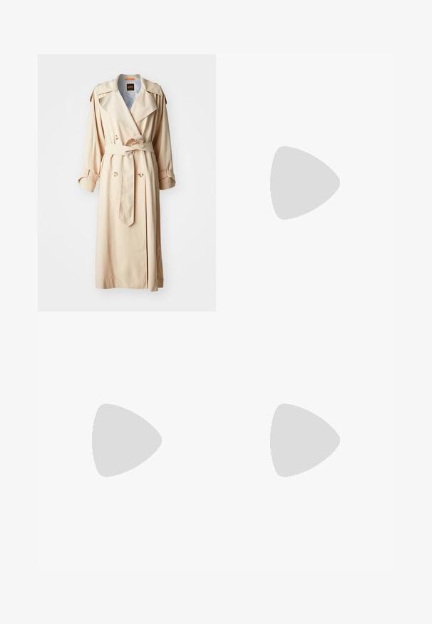 Trench coat beige realizzato in tessuto leggero, design doppiopetto con grandi bottoni, vita con cintura e spalline sulle spalle.; T-shirt bianca cropped, maniche corte e larghe, tessuto di cotone morbido, scollatura rotonda con bordino arancione sottile, design minimale, senza motivi o grafiche.; Pantaloni bianchi in cotone con design a gamba dritta, caratterizzati da una vita a media altezza e senza hardware o motivi visibili. Tessuto liscio su tutta la superficie.; Sandali con tacco a blocco beige, con sottili cinturini e punta quadrata. Materiale liscio con dettagli minimi, progettati per un facile utilizzo.; Borsa a mano in pelle nera con un design strutturato, caratterizzata da una forma corta, manico superiore e accessori in metallo dorato. Inclusa tracolla regolabile.