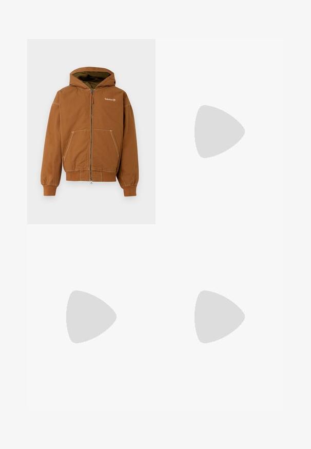 Brun hættetrøje med lynlås, foret hætte, frontlommer, ribbede ærmer og kontrasterende syninger. Timberland-logo på brystet.; Nike sort bomulds t-shirt med en klassisk rund hals, korte ærmer og et diskret, præget logo på brystet. Glat tekstur.; Lys grå bukser med sorte sidelister, elastisk talje med snørelukning og elastiske manchetter. Lavet af letvægtsmateriale, med et logo patches.; Hvid bomulds t-shirt med rødt Nike SB-logo, grå cargo-bukser med lommer og en sort kasket med hvid tekst, parret med beige sneakers.