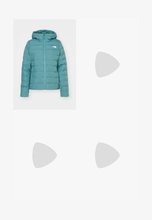 The North Face W ACONCAGUA 3 HOODIE - Dunjakke - algae blue; Lys blå kortermet t-skjorte med rund hals. Har myk stoff, raglanermer og en hvit logo på øvre venstre bryst.; Svart, tettsittende bukser laget av et fleksibelt materiale. Funksjoner inkluderer en glidelåslukket sidelomme, artikulerte knær og en glatt tekstur.; Beige og krem joggesko med teksturert mesh-overdel, støttende overlegg og gummisåle med et mønster for godt grep.