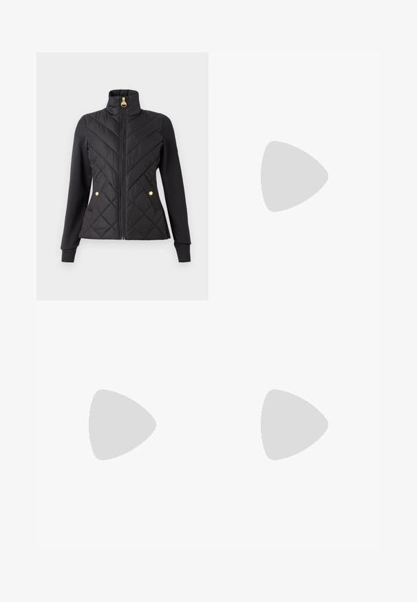 Schwarze gesteppte Jacke mit hohem Kragen, goldenem Reißverschluss und Druckknopf-Akzenten. Verfügt über eine taillierte Passform und kontrastierende glatte Ärmel.; Weißes Baumwoll-T-Shirt mit kurzen Ärmeln, Rundhalsausschnitt und lockerer Passform. Glatte Textur, keine Muster oder Akzente, minimalistisches Design.; Schwarze, taillierte Hose mit geradem Bein, aus einem glatten Stoff und mit klaren Falten an der Vorderseite. Keine sichtbare Hardware.; Schwarzer spitz zulaufender Slingback-Schuh mit niedrigem Absatz, der aus glattem Leder gefertigt ist und seitliche Ausschnitte für Atmungsaktivität aufweist.