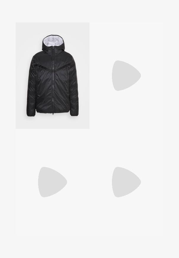 Nike Sportswear REVIVAL - Casaco leve - black/dark smoke grey; Dois suéteres de gola alta de manga longa, um em preto e outro em bege claro, feitos de um tecido de malha suave, com um design ajustado e punhos canelados.; Calças pretas riscas com riscas brancas verticais, um design slim fit, e um fecho de botão com passantes para cinto para ajuste do tamanho.; Botas Chelsea pretas de pele com painéis laterais elásticos e sola de borracha texturizada, combinadas com jeans de ganga azul clara com bainha dobrada.