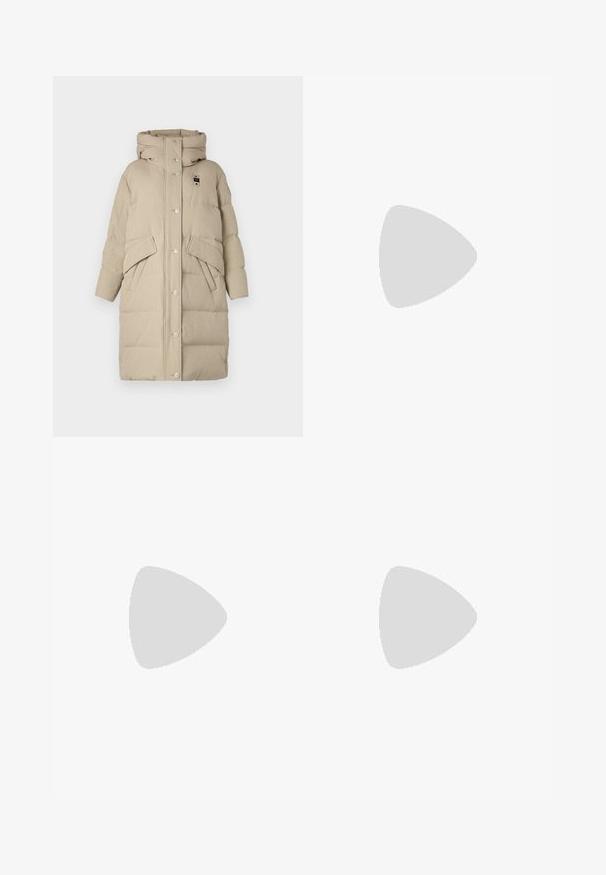 Blauer LENA - Dūnu mētelis - arachide; Balts īsajiem piedurknēm T-krekls ar tumši zilu horizontālu svītru, ar izšūtu "Tommy Hilfiger" logo uz krūtīm. Klasisks apaļais kakla dizains.; Gari plānas baltas svārku ar melnu elastīgu jostu, uz kuras redzams "LACOSTE" logo. Vidēja garuma dizains ar mīkstu tekstūru.; Baltas ādas sporta apavi ar biezu balto zoli, melna zamša uzpura un izspiestais logotips sānos. Šņorējuma dizains ar sešiem acu caurumiem.