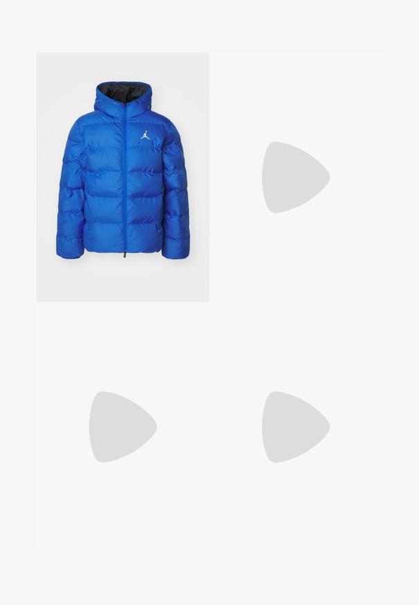 Jachetă puffer albastră cu fermoar frontal și glugă. Fabricată din material strălucitor, cu secțiuni matlasate și un logo alb pe pieptul stâng.; Tricou alb din bumbac cu mâneci scurte, guler rotund și un buzunar pe piept cu un logo multicolor de sneaker. Textură moale, croială lejeră.; Pantaloni wide-leg de culoare bej deschis, confecționați din bumbac. Dispun de buzunare frontale și închidere cu nasture. Textură netedă cu linii verticale subtile.; Adidași din piele albă cu logo-ul Nike verde, vârf rotund, talpă plată, asortați cu pantaloni din denim bleu deschis, prezentați pe un covor albastru.