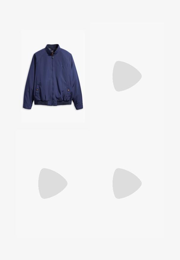 Giacca blu navy con zip frontale, colletto rialzato e polsini elastici. Presenta due tasche laterali con chiusura a bottone e foderatura a quadretti.; Maglietta bianca in cotone con maniche corte, scollatura rotonda, vestibilità comoda e senza loghi o motivi visibili. Texture liscia e design minimale.; Pantaloni cargo in denim azzurro chiaro con una vestibilità rilassata, dotati di anelli laterali e tasche frontali, caratterizzati da una texture sbiadita.; Mocassini in pelle nera con un design elegante, punta rotonda, dettagli cuciti e tacco a blocco basso. Texture liscia e accenti minimi.