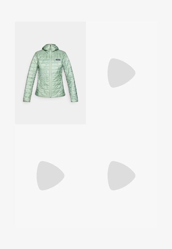 Lichtgroene,gevoerd pufferjack met een kap, voorritssluiting en zijzakken. Geverfde afwerking met een logo op de bovenste linkerborst.; Langsluitend donkergrijs shirt met lange mouwen, versierd met een grafisch ontwerp van rode bomen en bergen; het "COLUMBIA"-logo in vet witte tekst. Zacht materiaal, standaard ronde hals.; Navyblauwe broek van gladde stof, met een sluiting aan de voorkant met een knoop, slim-fit ontwerp en geplooide details bij de knieën.; Columbia PEAKFREAK - Outdoorschoenen - black