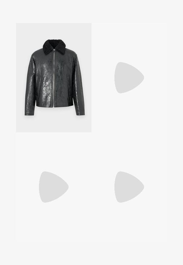 Svart konstläderjacka med en glänsande, texturerad yta. Har en svart fårskinnskrage och dragkedja fram. Två sidofickor finns.; Svart bomull T-shirt med en vit "ARCHIVE inc." logotyp över bröstet, korta ärmar och rundad halsringning.; Svarta bomullsshorts med avslappnad passform, med en klassisk midja, framveck och sidfickor. Slät textur utan mönster.; Svarta sneakers med ovandel i slät läder, texturerade detaljer och runda svarta och vita snören. Tjock gummisula med ett mönstrat mönster.