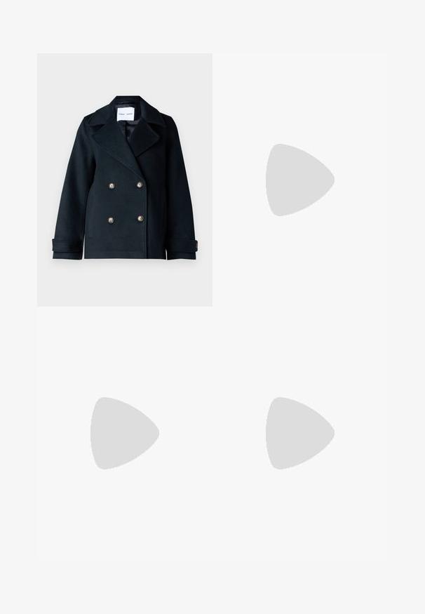 Mørk marineblå peacoat laget av myk stoff med doble knapper, store krager og knapper i gulltone. Merkes teksturert detalj på ermene.; Svart kortermet t-skjorte laget av myk bomull, med rund hals, avslappet passform og en jevn tekstur. Ingen synlige mønstre eller grafikk.; Svart, pregede bukser med løs midje som har bred benvidde. Stoffet har vertikale folder og en glatt tekstur.; Sorte helårs sandaler med flettet stroppesdesign, firkantet tå og justerbar ankelrem. Lys beige fotseng med glanset svart hæl.